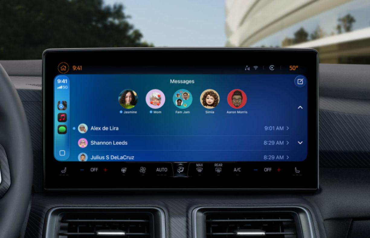 iOS 26 đưa Tapbacks vào ứng dụng Tin Nhắn trên CarPlay.