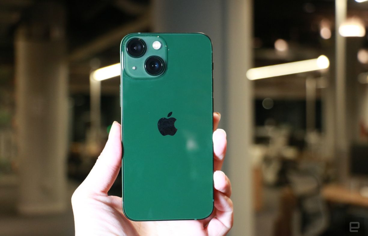 iPhone 13 màu xanh
