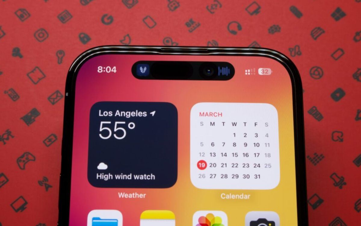 Tích hợp Face ID và ống kính selfie ẩn dưới tấm nền