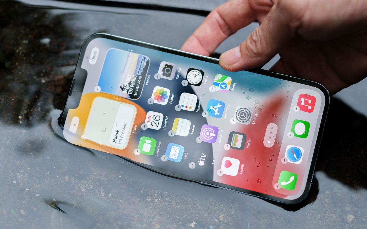 Không nên mang iPhone 16 đi bơi hoặc quay phim dưới nước