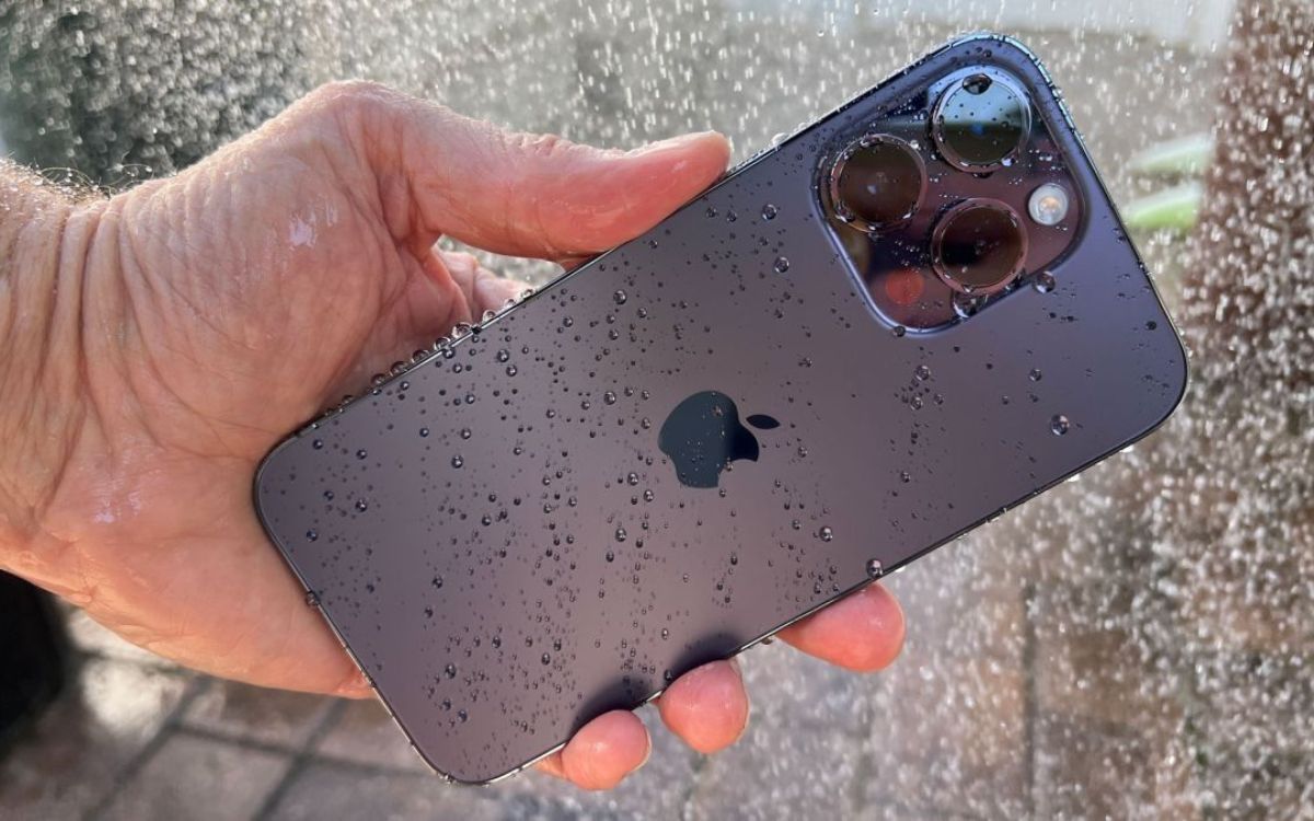 iPhone 16 vẫn có thể sử dụng với trời mưa nhẹ